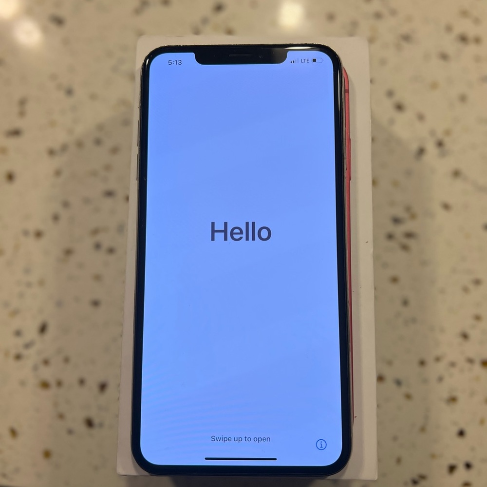 UNLOCKED Apple iPhone XS Max - 256GB - Silver!
